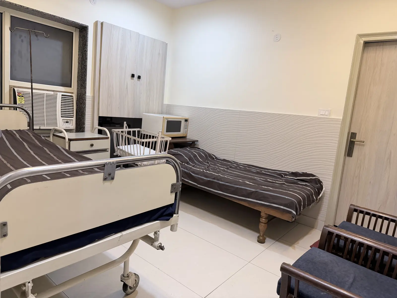 Patient room with two beds at Sehgal IVF Centre